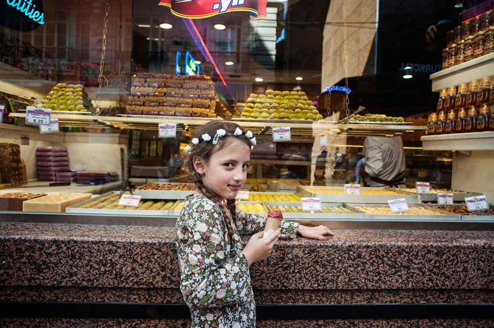 Devant une pâtisserie, Place Taksim